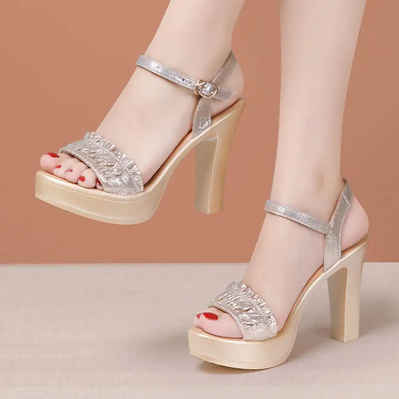 Small Size 32-43 Elegant Gold Block High Heels Wedding Shoes Summer 2023 Thick Platform Sandals Women for Office Model Party
Small Size 32-43 Elegant Gold Block High Heels Wedding Shoes Summer 2023 Thick Platform Sandals Women for Office Model Party