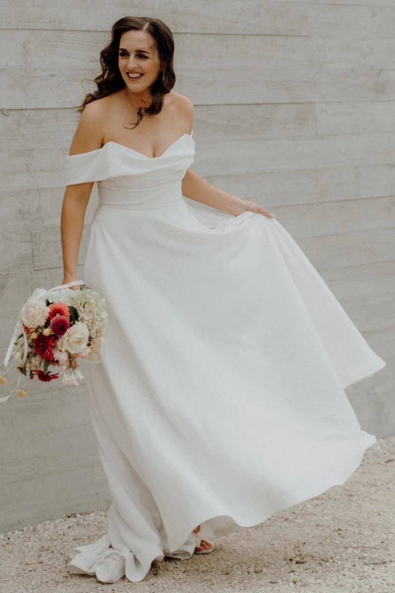13936# Simple V-neck Backless Criss-Cross Off the Shoulder Wedding Dress Sweep Train A-line Stain Button Bridal Gown
13936# Simple V-neck Backless Criss-Cross Off the Shoulder Wedding Dress Sweep Train A-line Stain Button Bridal Gown
