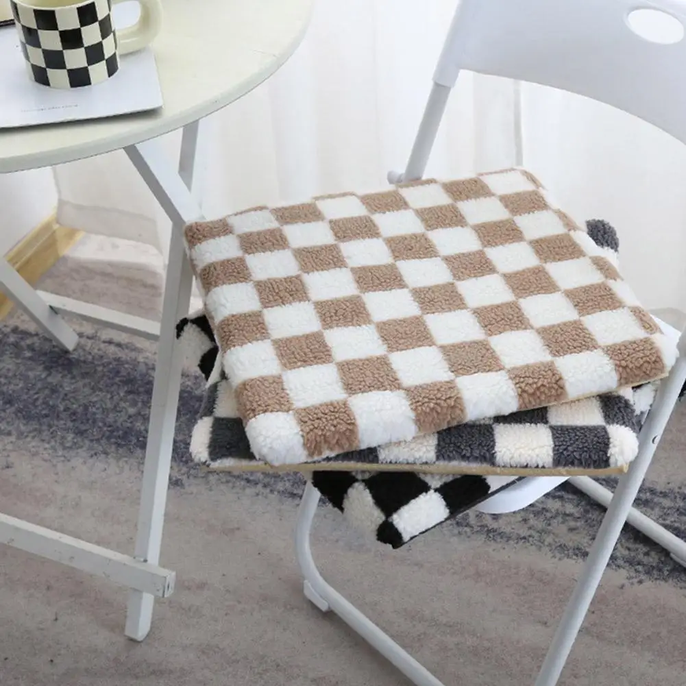 Lamb's Wool Checkerboard Cushion Cover Pillowcase Sofa Decor 40x40cm Home Bed Pillowcase Car Cushion Retro H6s8
Lamb's Wool Checkerboard Cushion Cover Pillowcase Sofa Decor 40x40cm Home Bed Pillowcase Car Cushion Retro H6s8