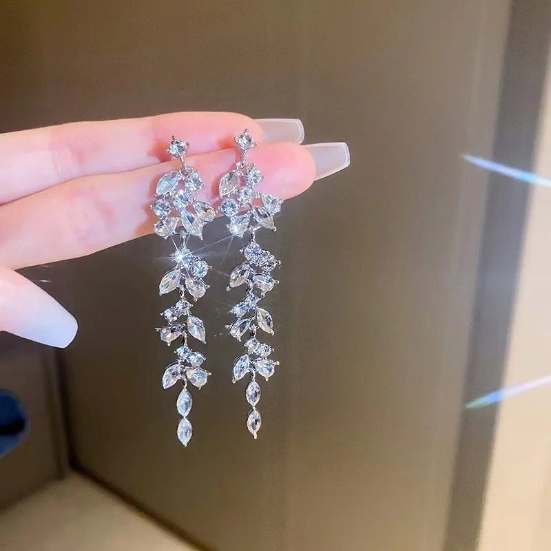 Two Tone Leaf Women's Carbon Zircon Long Earrings Color Jewelry Wedding Event Pendant Style Gift Wholesale New Fashion Shiny
Two Tone Leaf Women's Carbon Zircon Long Earrings Color Jewelry Wedding Event Pendant Style Gift Wholesale New Fashion Shiny