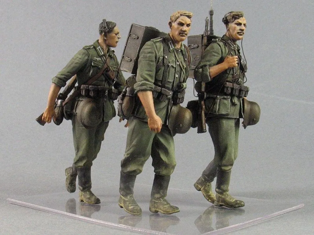 

Масштаб 1/35, фигурка из смолы, собранная модель в комплекте, военный GK Barossa, радиосолдат, 3 человека, несобранные неокрашенные игрушки «сделай сам»
