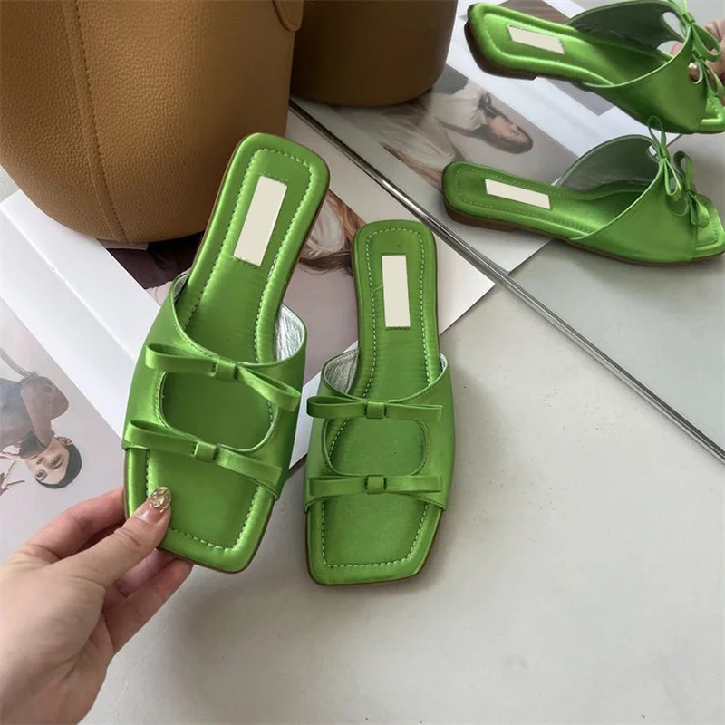 Женские пляжные шлепанцы на плоской подошве, с бантом
Женские пляжные шлепанцы на плоской подошве, с бантом