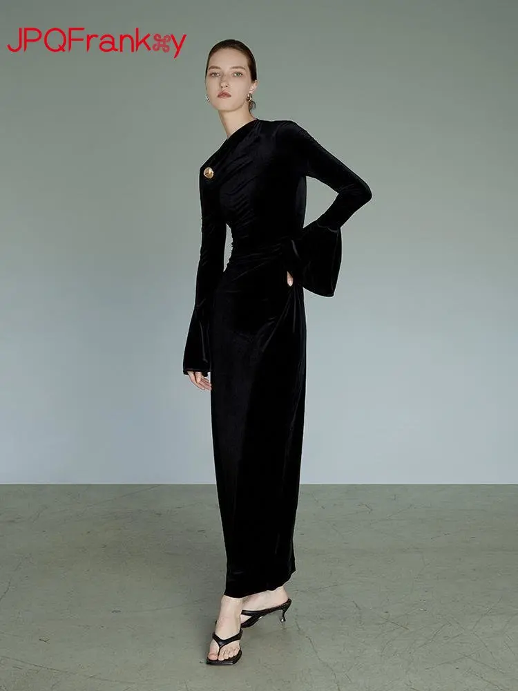 Spring and Autumn Velvet Dress Women's Oblique Shoulder Flying Sleeves Design Slim Waist Show High Quality Simple Black Dress
Spring and Autumn Velvet Dress Women's Oblique Shoulder Flying Sleeves Design Slim Waist Show High Quality Simple Black Dress