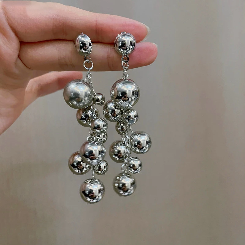 New Metal Ball Beads Drop Earrings For Women Punk Long Tassel Grapes Earrings Party Beach Travel Jewelry Hot Selling Gift
New Metal Ball Beads Drop Earrings For Women Punk Long Tassel Grapes Earrings Party Beach Travel Jewelry Hot Selling Gift