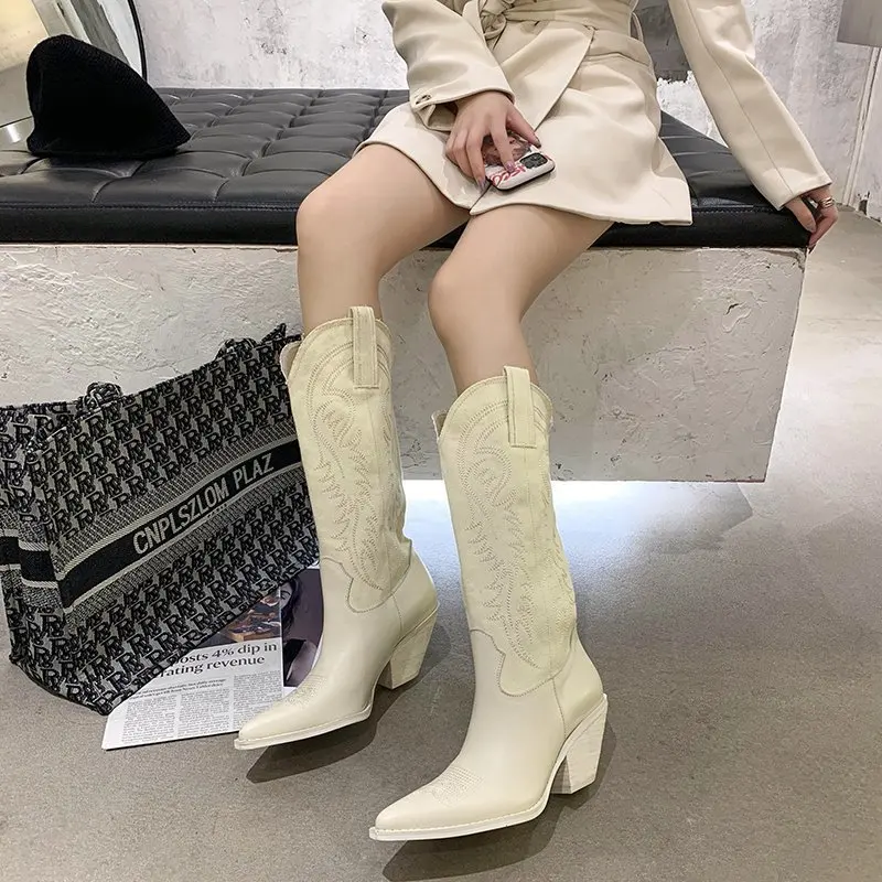 2022 autumn winter white cowboy boots.Vintage skinny pointed toe tall rider boots.Knee-length chunky heel.Women's boots.Boots.
2022 autumn winter white cowboy boots.Vintage skinny pointed toe tall rider boots.Knee-length chunky heel.Women's boots.Boots.