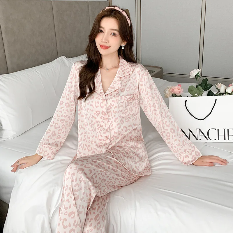 

Высококачественный Женский пижамный комплект QSROCIO, кремовый Леопардовый пижамный комплект, шелковая Повседневная Домашняя одежда, ночная рубашка, пижама женская
