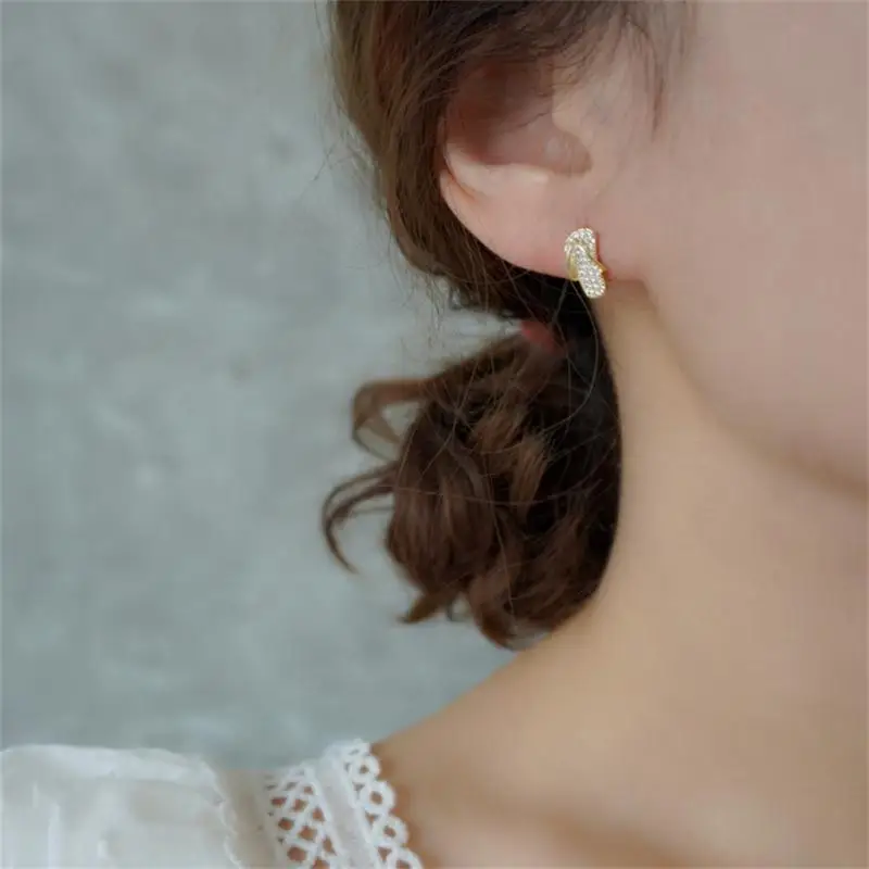 Модные женские серьги-бабочки в стиле ретро с эмалью и жемчугом 
Модные женские серьги-бабочки в стиле ретро с эмалью и жемчугом