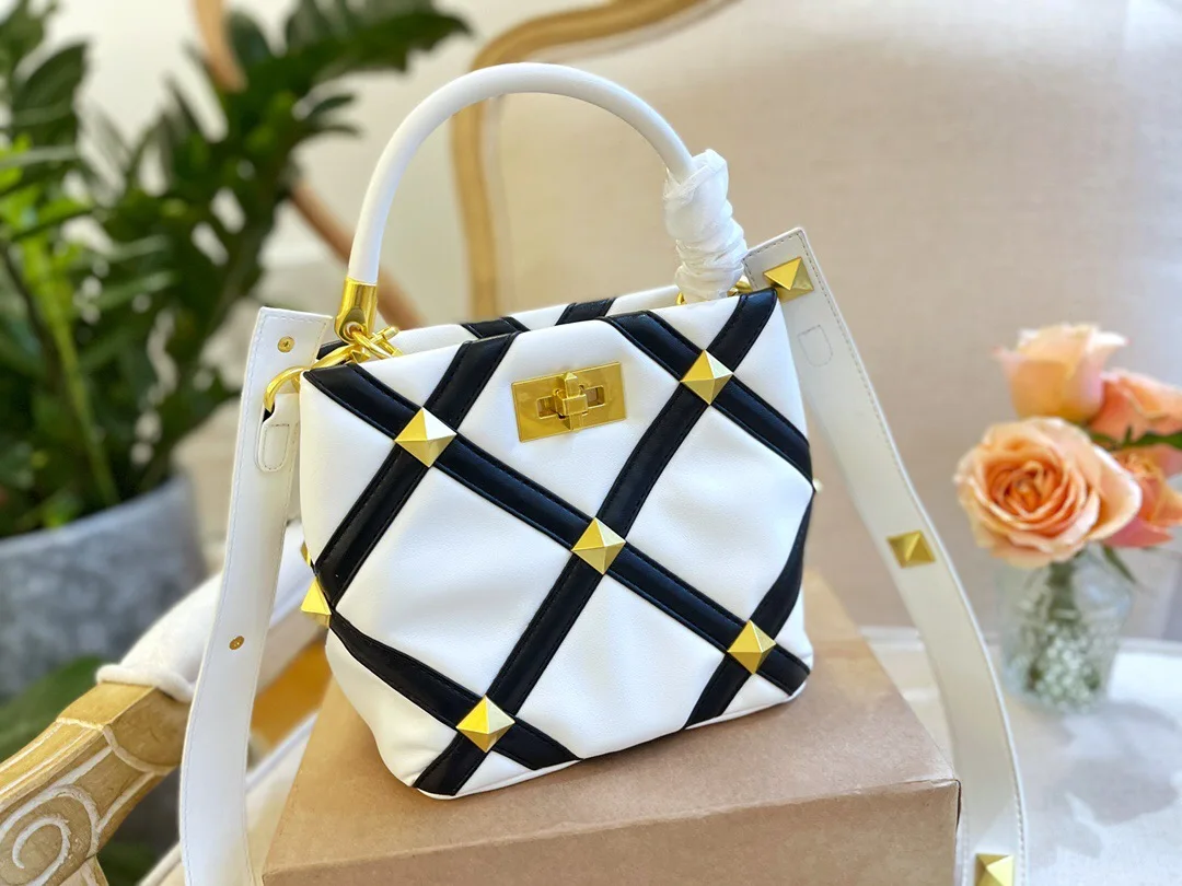 Light Luxury New Diamond Nail Handbag Sheepskin Geometric Checker Handbag Large Capacity Bucket Bag One Shoulder Crossbody Bag
Light Luxury New Diamond Nail Handbag Sheepskin Geometric Checker Handbag Large Capacity Bucket Bag One Shoulder Crossbody Bag
