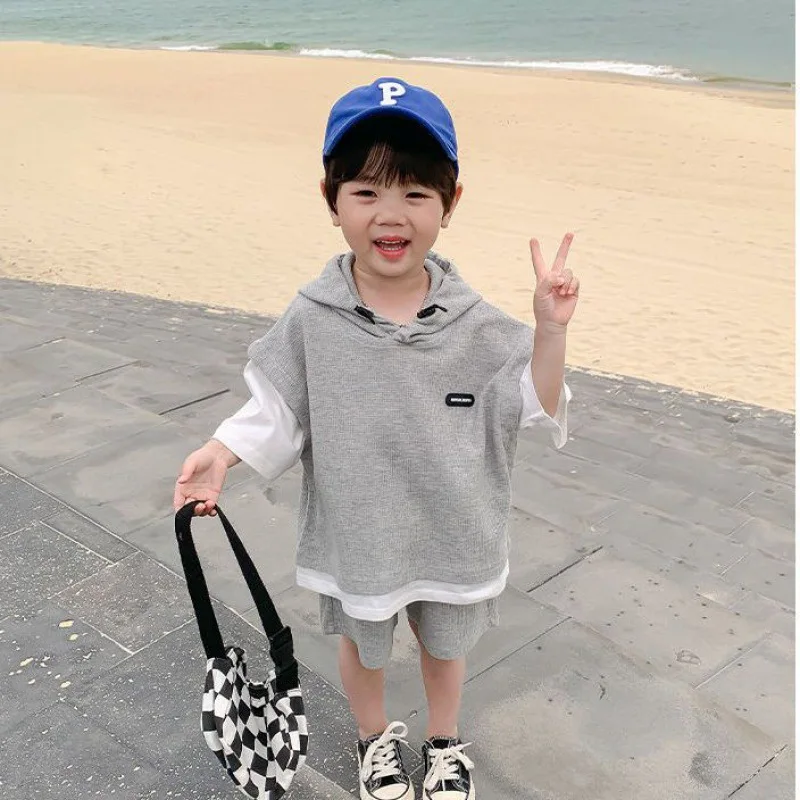 2pc Boys Clothes Set Summer Kids Short Sleeve Hooded Tops Fake Two Shorts Casual loose Outfits Set with Pants for Boy Clothing
2pc Boys Clothes Set Summer Kids Short Sleeve Hooded Tops Fake Two Shorts Casual loose Outfits Set with Pants for Boy Clothing