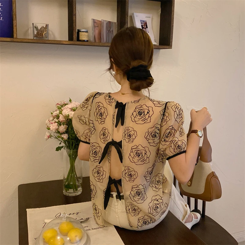 Rose Print Blouse Women Vinatge Backless Hollow Bandage Short Puff Sleeve Tops Thin Silm French Round Neck Summer Shirts N687
Rose Print Blouse Women Vinatge Backless Hollow Bandage Short Puff Sleeve Tops Thin Silm French Round Neck Summer Shirts N687