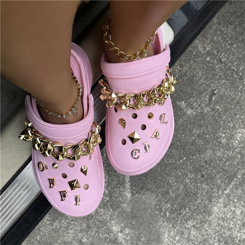 New Fashion Ladies Shiny Metal Chain Home Slippers Letter Charm Clogs Shoes Casual Toe-Covered Lazy Flats Platform Slippers
New Fashion Ladies Shiny Metal Chain Home Slippers Letter Charm Clogs Shoes Casual Toe-Covered Lazy Flats Platform Slippers