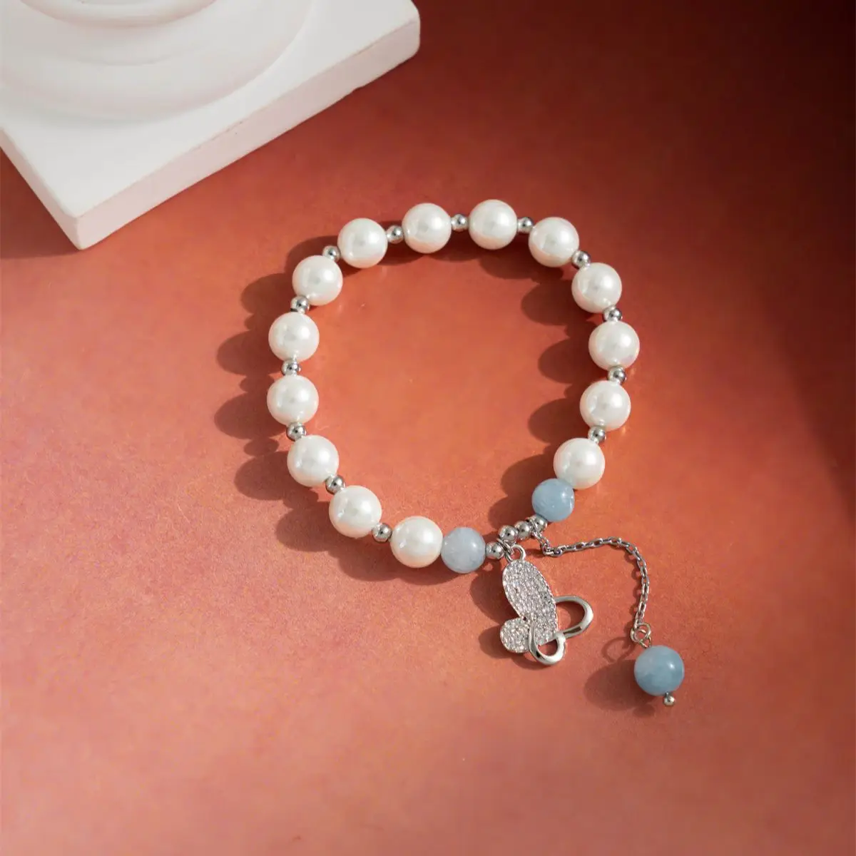 Женский браслет из натурального камня и жемчуга
Женский браслет из натурального камня и жемчуга