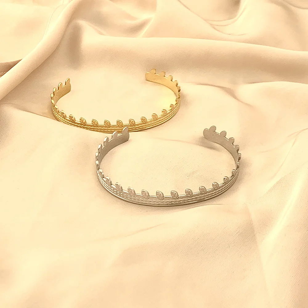 Classic Crown Bangles Bracelet for Women Girls Open Gold Plated Stainless Steel Bangle Vintage Aesthetic Jewerly pulseras mujer
Classic Crown Bangles Bracelet for Women Girls Open Gold Plated Stainless Steel Bangle Vintage Aesthetic Jewerly pulseras mujer