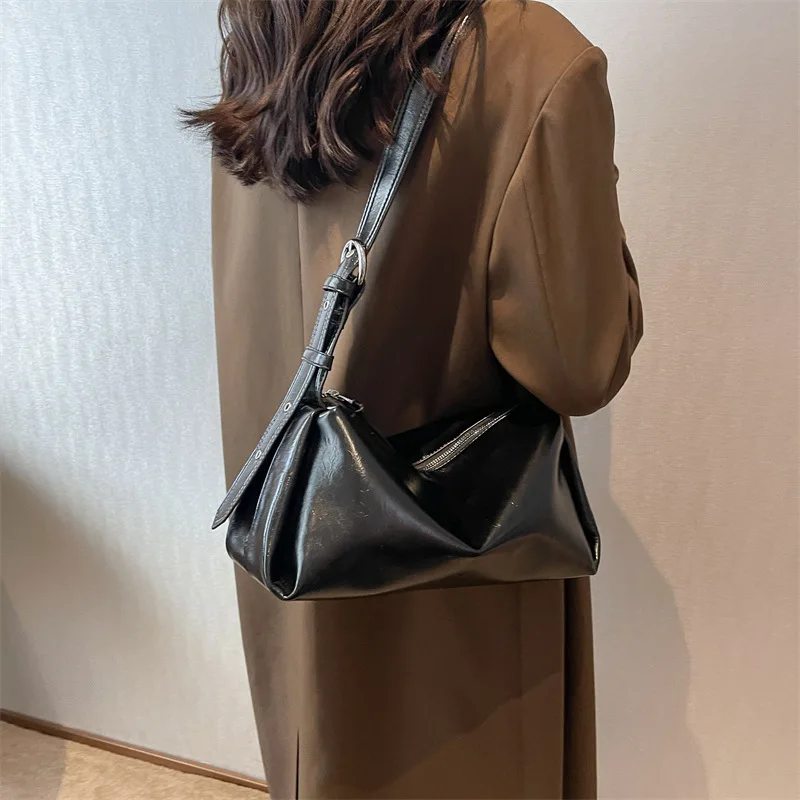 Europe and the United States new retro large capacity soft leather wide shoulder strap simple women's single shoulder crossbody
Europe and the United States new retro large capacity soft leather wide shoulder strap simple women's single shoulder crossbody