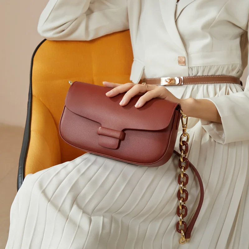 2023 New Fashion Chain Horse Hold Buckle Single Shoulder Bag Small Bag Female Cowhide Female Bag Portable Crossbody Bag Tofu Bag
2023 New Fashion Chain Horse Hold Buckle Single Shoulder Bag Small Bag Female Cowhide Female Bag Portable Crossbody Bag Tofu Bag