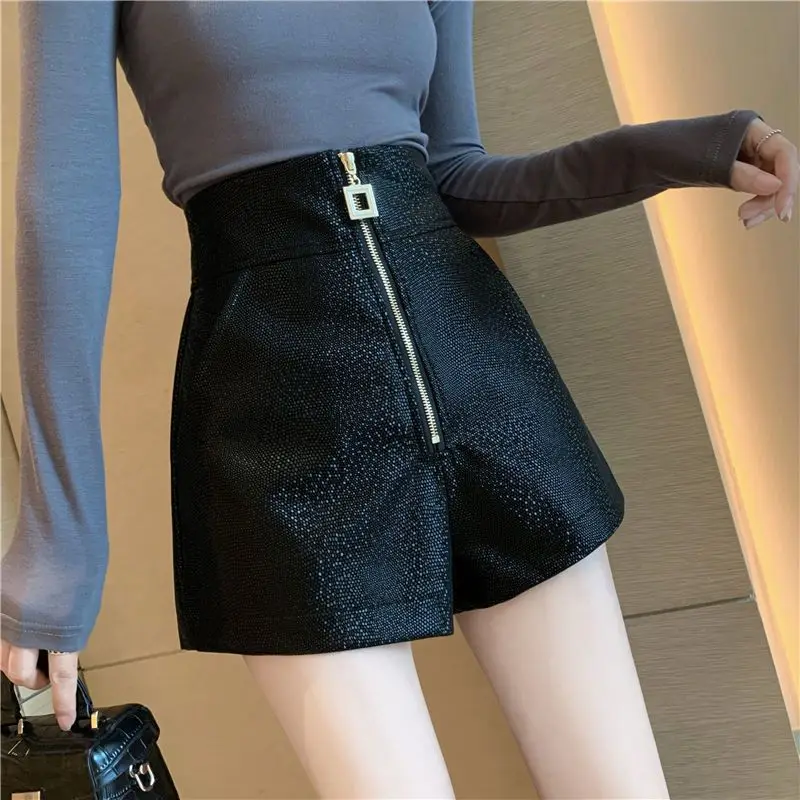 2023 New Shorts Fashion Women Autumn and Winter Leather Shorts Women's High Waist Pu Zippers Casual Pants Hot Selling T55
2023 New Shorts Fashion Women Autumn and Winter Leather Shorts Women's High Waist Pu Zippers Casual Pants Hot Selling T55