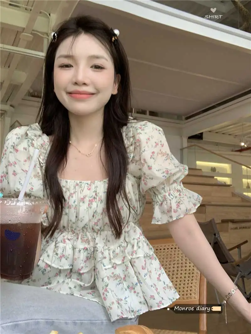 French sweet bubble short sleeve square neck waist floral shirt women's summer short Chiffon design sense niche top
French sweet bubble short sleeve square neck waist floral shirt women's summer short Chiffon design sense niche top