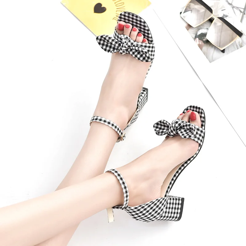 Summer Flower New Women's Shoes High Heels with Open Toe Suede 6CM Sexy Word Buckle Women Sandals Ankle Strap Rome Shoes 33-40
Summer Flower New Women's Shoes High Heels with Open Toe Suede 6CM Sexy Word Buckle Women Sandals Ankle Strap Rome Shoes 33-40