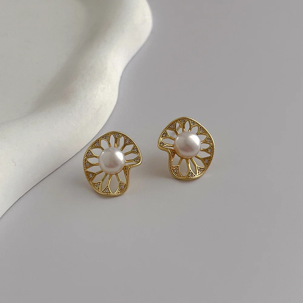 Minar Sweet Real Freshwater Pearl Earring for Women Shiny CZ Cubic Zirconia Hollow Sunflower Dangle Earrings Every Day Jewelry
Minar Sweet Real Freshwater Pearl Earring for Women Shiny CZ Cubic Zirconia Hollow Sunflower Dangle Earrings Every Day Jewelry