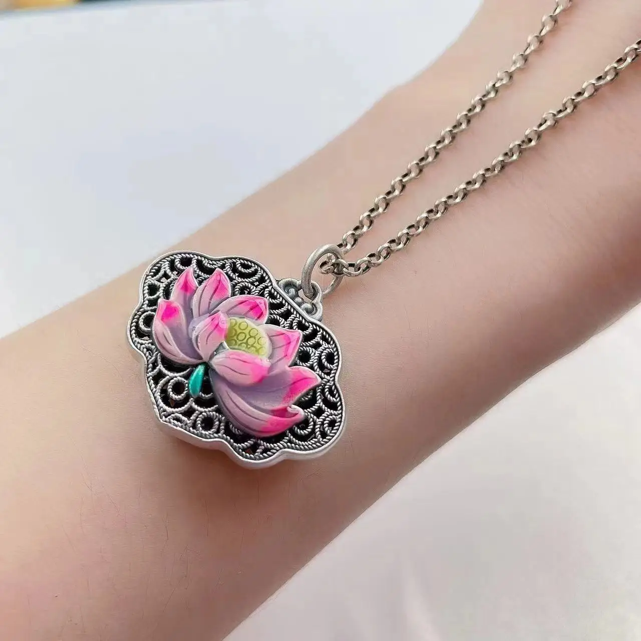 Lotus Heart Sutra Necklace Ladies Painted Lotus Ruyi Lock Pendant Vintage Clavicle Chain
Lotus Heart Sutra Necklace Ladies Painted Lotus Ruyi Lock Pendant Vintage Clavicle Chain