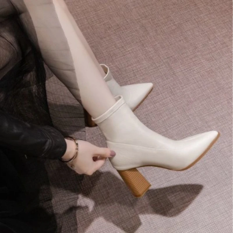 Новые женские ботинки, Модные ботильоны, женские ботинки из искусственной кожи с острым носком на квадратном каблуке, женские ботинки A058
Новые женские ботинки, Модные ботильоны, женские ботинки из искусственной кожи с острым носком на квадратном каблуке, женские ботинки A058