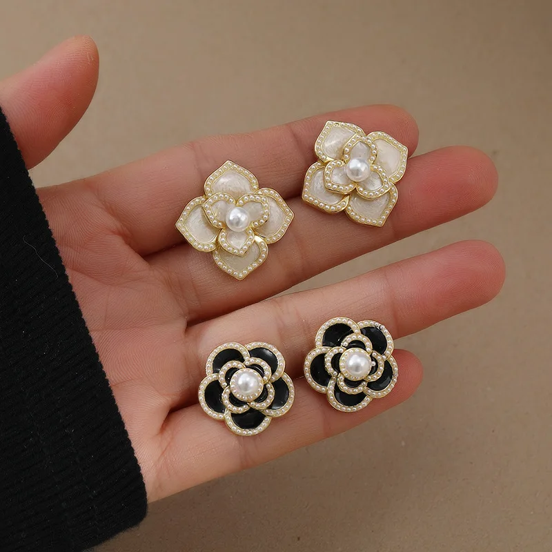 Geometric French Vintage Palace Style Black Enamel Pearl Rose Flower Stud Earrings for Women Fashion Wedding Jewelry Gift
Geometric French Vintage Palace Style Black Enamel Pearl Rose Flower Stud Earrings for Women Fashion Wedding Jewelry Gift