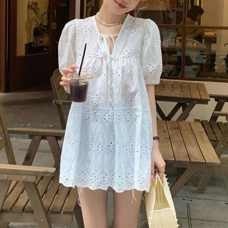 

Женские Элегантные ажурные рубашки на шнуровке, белые милые блузки, летняя уличная одежда, корейские Мешковатые повседневные шикарные топы с пышными рукавами