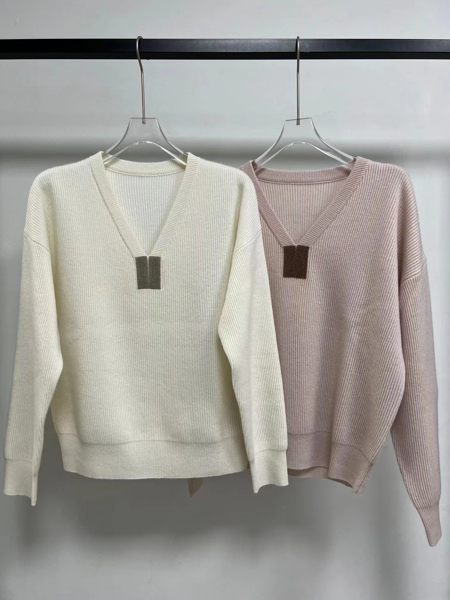 Осенне-зимняя коллекция V-образный вырез украшенный бусинами 100% кашемировый свитер
Осенне-зимняя коллекция V-образный вырез украшенный бусинами 100% кашемировый свитер