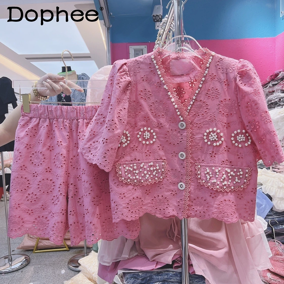 High Waist Casual Shorts Suit Women 2022 Summer New Heavy Beads Hollow Out V-neck Short Sleeve Tshirt Shorts Pink Two-Piece Sets
High Waist Casual Shorts Suit Women 2022 Summer New Heavy Beads Hollow Out V-neck Short Sleeve Tshirt Shorts Pink Two-Piece Sets