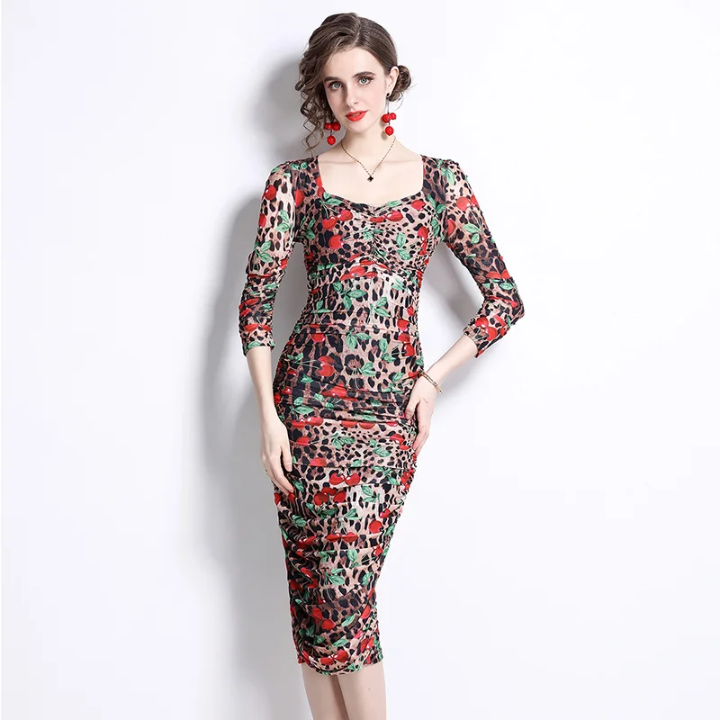 Женское винтажное платье-карандаш с леопардовым принтом
Женское винтажное платье-карандаш с леопардовым принтом