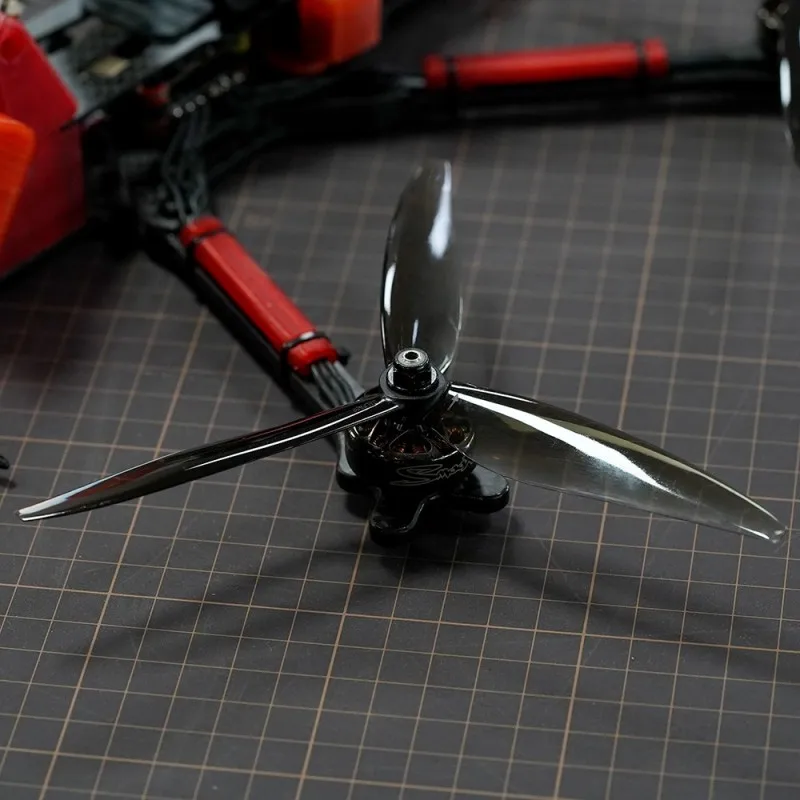 6 пар 12 шт. DALPROP Новый циклонный T7057 7X5.7X3 3-лопастный ПК Пропеллер для FPV Фристайл 7-дюймовый дальнего действия дроны DIY части
6 пар 12 шт. DALPROP Новый циклонный T7057 7X5.7X3 3-лопастный ПК Пропеллер для FPV Фристайл 7-дюймовый дальнего действия дроны DIY части