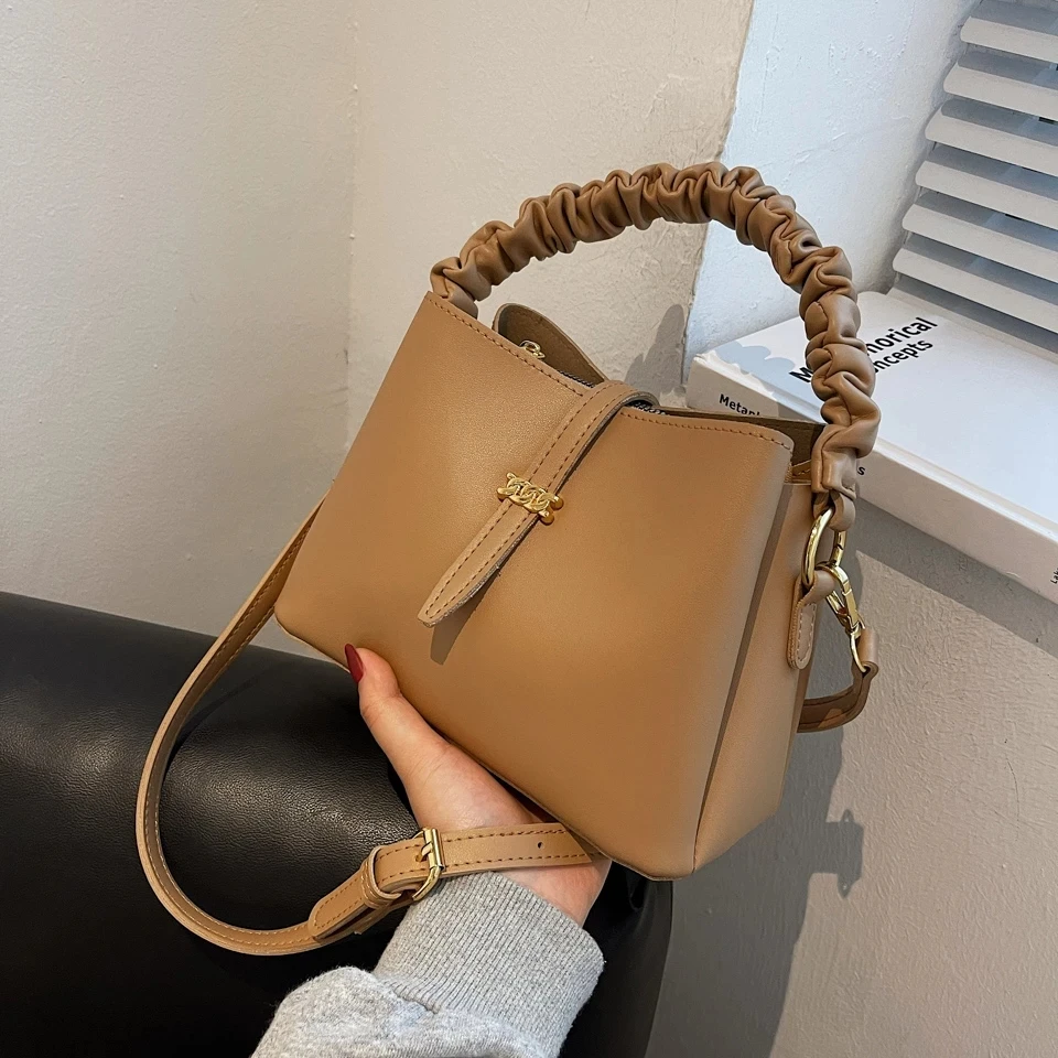 Luxury Bucket Shoulder Crossbody Messenger Bag For Women 2022 Solid Color PU Leather Branded Simple Trendy Handbag Travel Totes
Luxury Bucket Shoulder Crossbody Messenger Bag For Women 2022 Solid Color PU Leather Branded Simple Trendy Handbag Travel Totes
