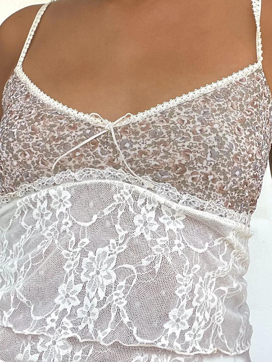 Women s Sleeveless Lace Crop Top with Spaghetti Straps Backless Bandeau Bra Tank for Summer Streetwear and Clubwear
Women s Sleeveless Lace Crop Top with Spaghetti Straps Backless Bandeau Bra Tank for Summer Streetwear and Clubwear