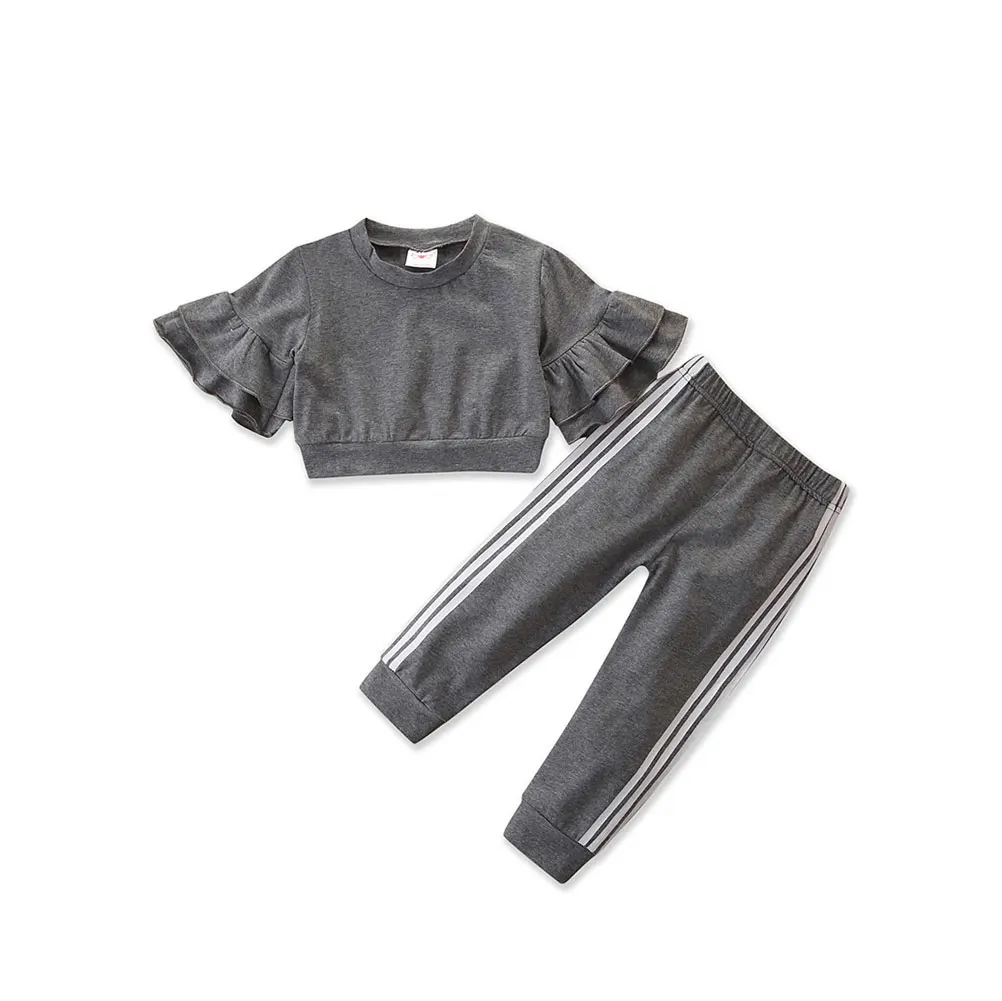 Женский комплект из топа с коротким рукавом и брюк
Женский комплект из топа с коротким рукавом и брюк