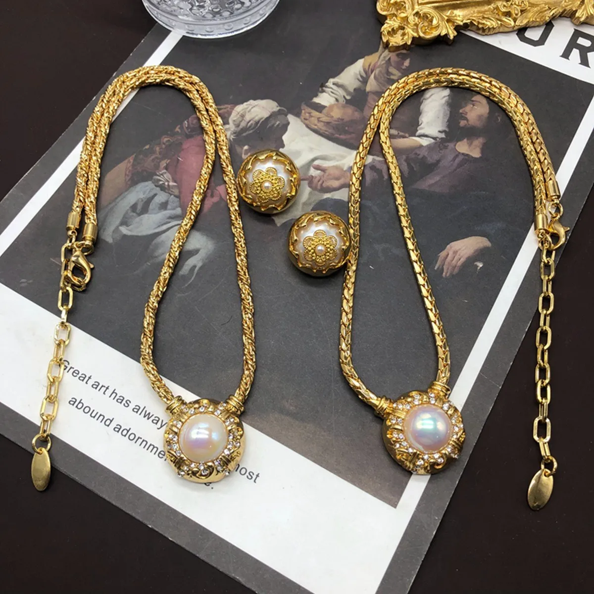 Medieval Western style gold plated copper chain horse colored beige rhinestone gemstone necklace with carved pattern design earr
Medieval Western style gold plated copper chain horse colored beige rhinestone gemstone necklace with carved pattern design earr