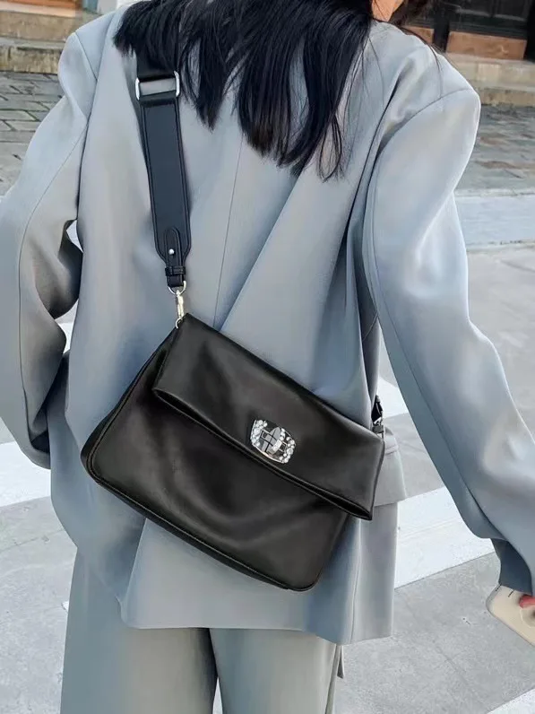 Fashion Classic Trendy luxury design Bao baonv soft surface Cowhide rhinestone chain One Shoulder Messenger Bag
Fashion Classic Trendy luxury design Bao baonv soft surface Cowhide rhinestone chain One Shoulder Messenger Bag
