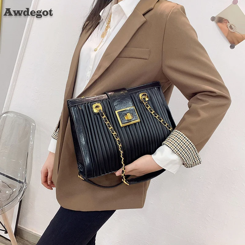 Women's Bag 2022 Trend Large Capacity Shoulder Bag Luxury Imitation Bags Vintage Designer Handbag Female Lady's Chain Purse Tote
Women's Bag 2022 Trend Large Capacity Shoulder Bag Luxury Imitation Bags Vintage Designer Handbag Female Lady's Chain Purse Tote