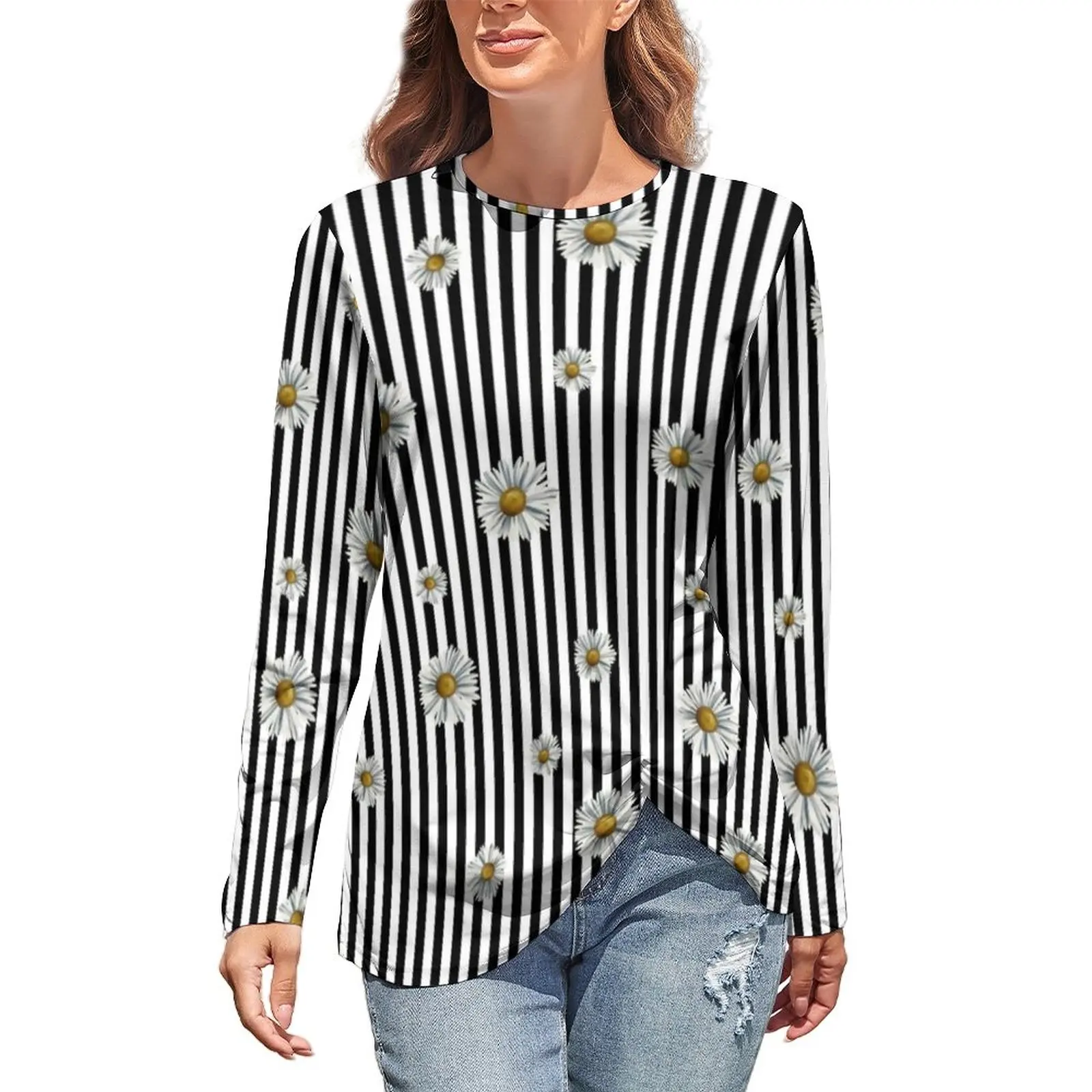 Черно-белая футболка с длинным рукавом и принтом маргариток
Черно-белая футболка с длинным рукавом и принтом маргариток