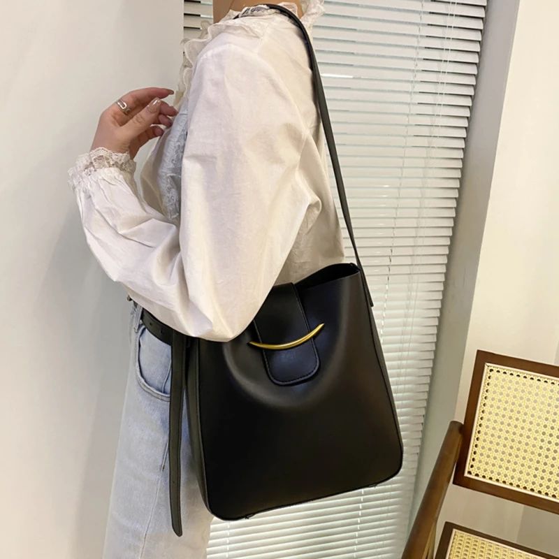 Women Tote Bags Large Capacity Bucket Crossbody Bags New Style Fashion Wide Strap Shoulder Messager Bags Handbag
Women Tote Bags Large Capacity Bucket Crossbody Bags New Style Fashion Wide Strap Shoulder Messager Bags Handbag