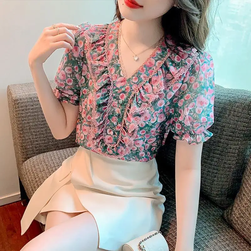 Blouse women's clothing 2022 summer latest versatile flower V -neck spin shirt lotus leaf short sleeve casual blouse female tops
Blouse women's clothing 2022 summer latest versatile flower V -neck spin shirt lotus leaf short sleeve casual blouse female tops