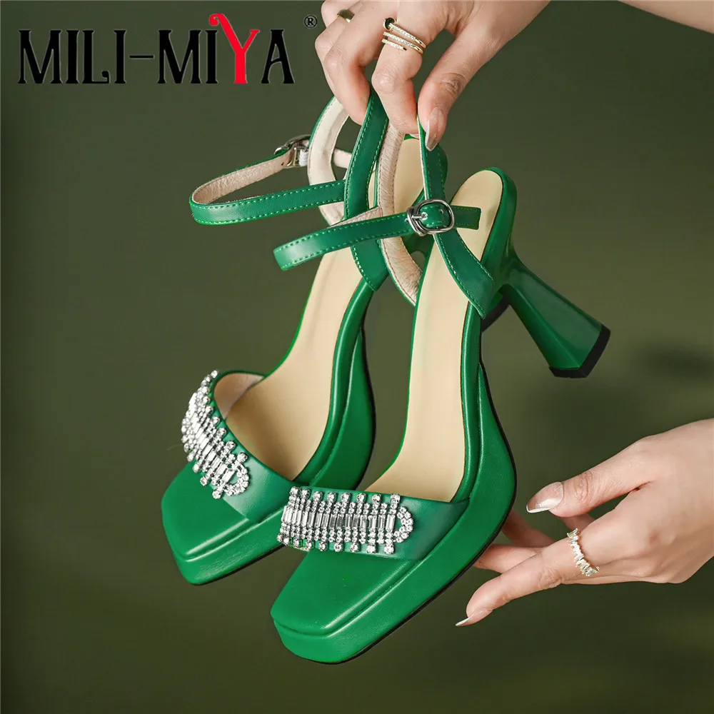 Женская летняя обувь с ремешком и пряжкой
Женская летняя обувь с ремешком и пряжкой