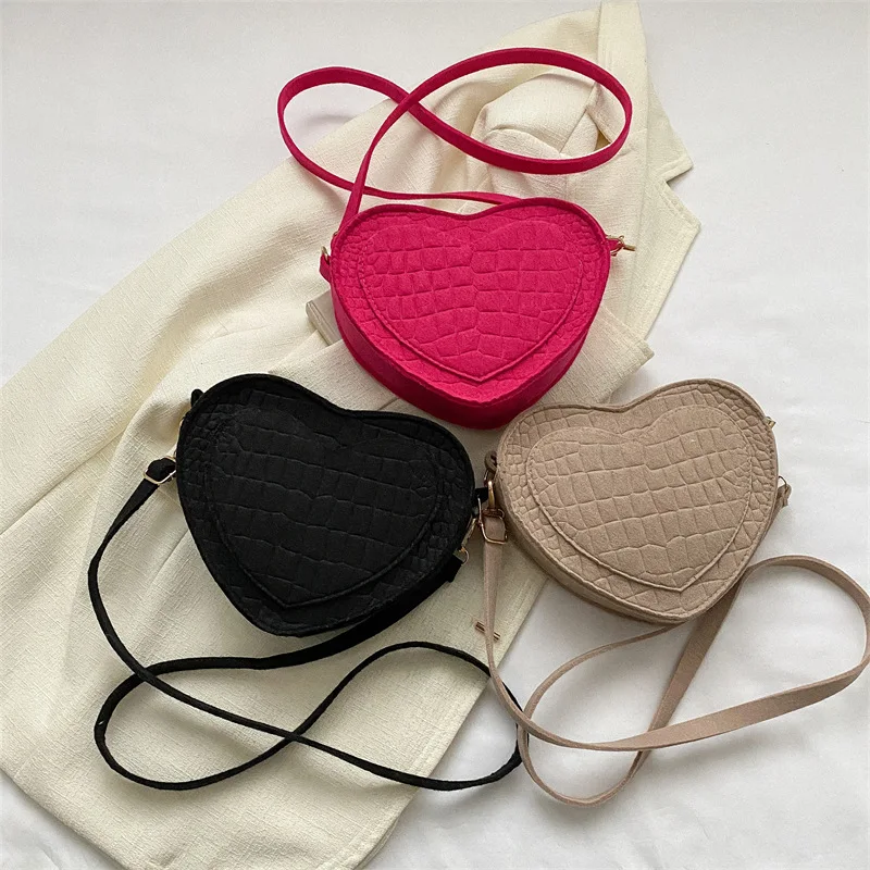 

Indented Felt Peach Heart Bag Women 2023 New Fashion Messenger Bag Simple One Shoulder Love Bag Bolsos Para Mujer Wholesale