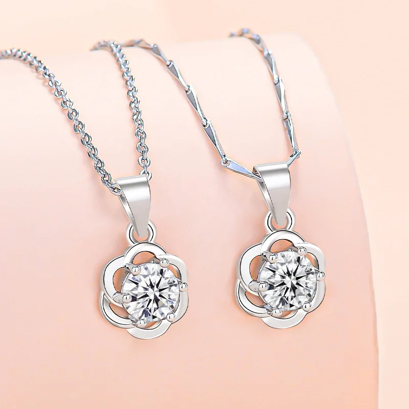 New 2022 Designer Plum Blossom Necklace Female Zircon Flower Pendant With Cross Chain Melon Seed Chain
New 2022 Designer Plum Blossom Necklace Female Zircon Flower Pendant With Cross Chain Melon Seed Chain