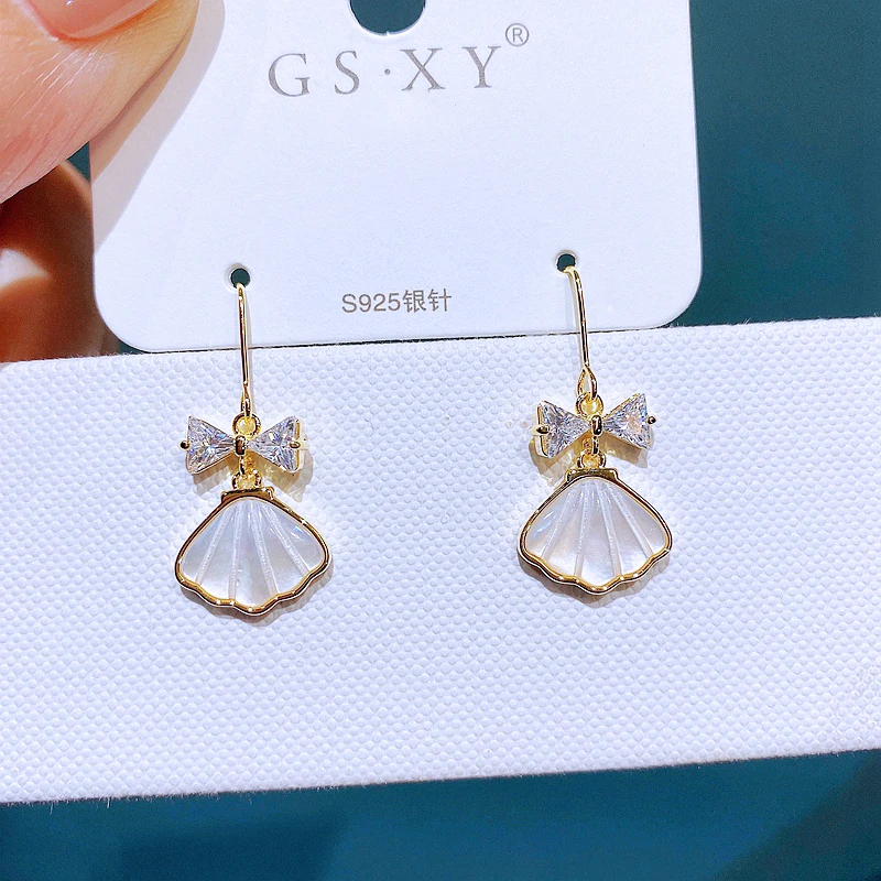 Korean Fashion Natural Shell Hanging Earrings for Women Gold Color Plated Cubic Zircon Bowknot Jewelry
Korean Fashion Natural Shell Hanging Earrings for Women Gold Color Plated Cubic Zircon Bowknot Jewelry