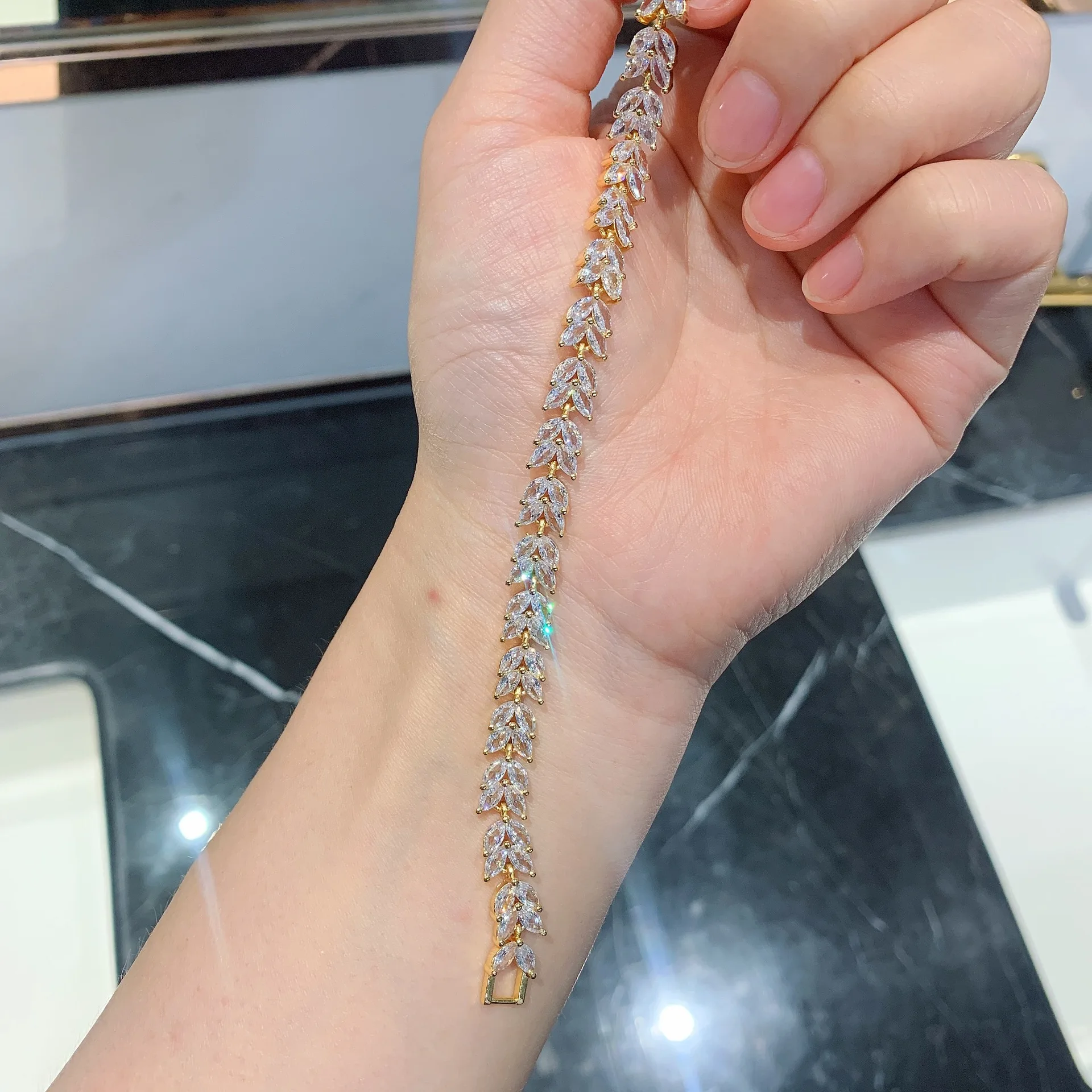 New high quality fashion S925 silver bracelet leaf-shaped zircon silver bracelet suitable for couple gifts
New high quality fashion S925 silver bracelet leaf-shaped zircon silver bracelet suitable for couple gifts