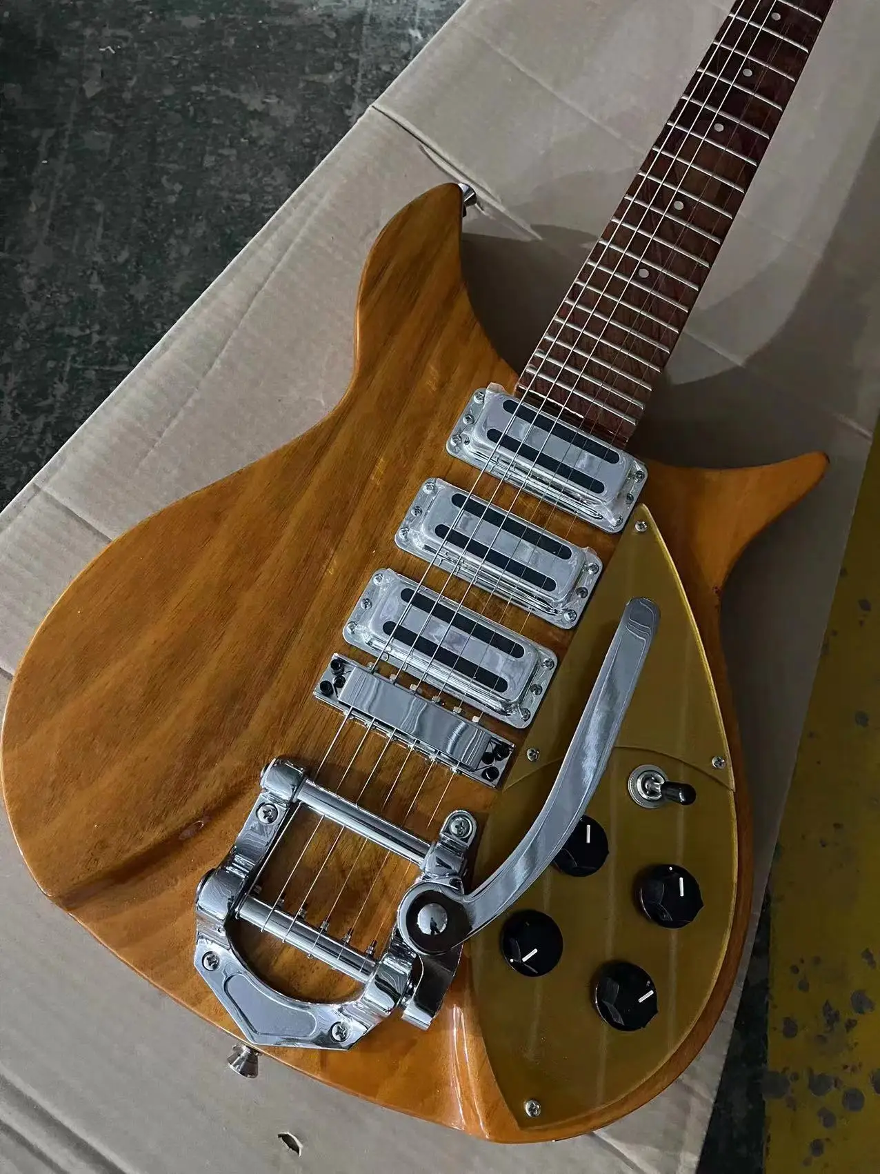 Винтажная электрическая гитара Sunburst Flame Maple Top 22 дюйма, хромированная фурнитура
Винтажная электрическая гитара Sunburst Flame Maple Top 22 дюйма, хромированная фурнитура