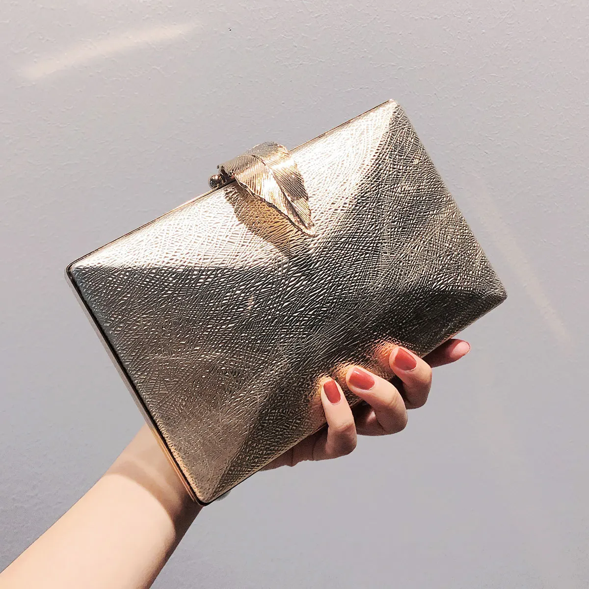 Luxy Moon Women's Wedding Clutch Bag Gold Purse Ladies Handbag Party Purse for Bridal Metal Leaf Lock Shoulder Bag
Luxy Moon Women's Wedding Clutch Bag Gold Purse Ladies Handbag Party Purse for Bridal Metal Leaf Lock Shoulder Bag