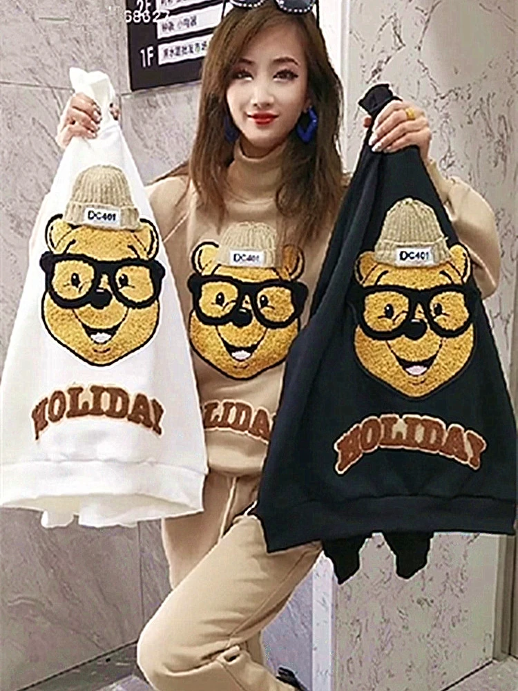 Autumn Winter New Fleece-Lined Sports Suit Women's Cartoon Embroidered Turtleneck Long Sleeve Hoodie Sweatpants Two-Piece Suit
Autumn Winter New Fleece-Lined Sports Suit Women's Cartoon Embroidered Turtleneck Long Sleeve Hoodie Sweatpants Two-Piece Suit