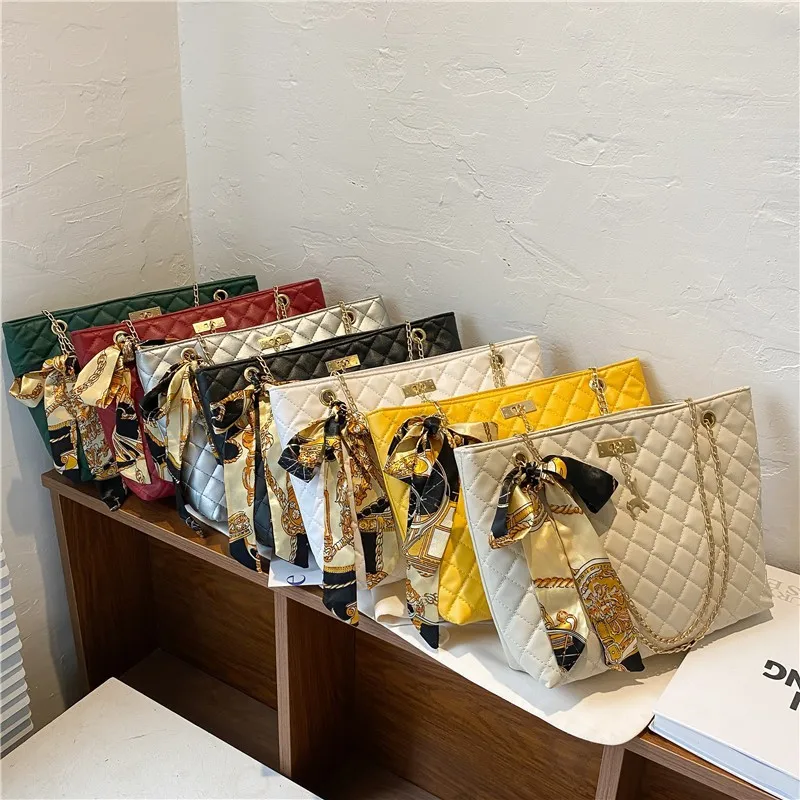 2022 New Fashion Chain Woman's High Capacity Shoulder Messenger Bag Casual Elk Underarm Bag Bow Silk Scarf Messenger Bag Plaid
2022 New Fashion Chain Woman's High Capacity Shoulder Messenger Bag Casual Elk Underarm Bag Bow Silk Scarf Messenger Bag Plaid