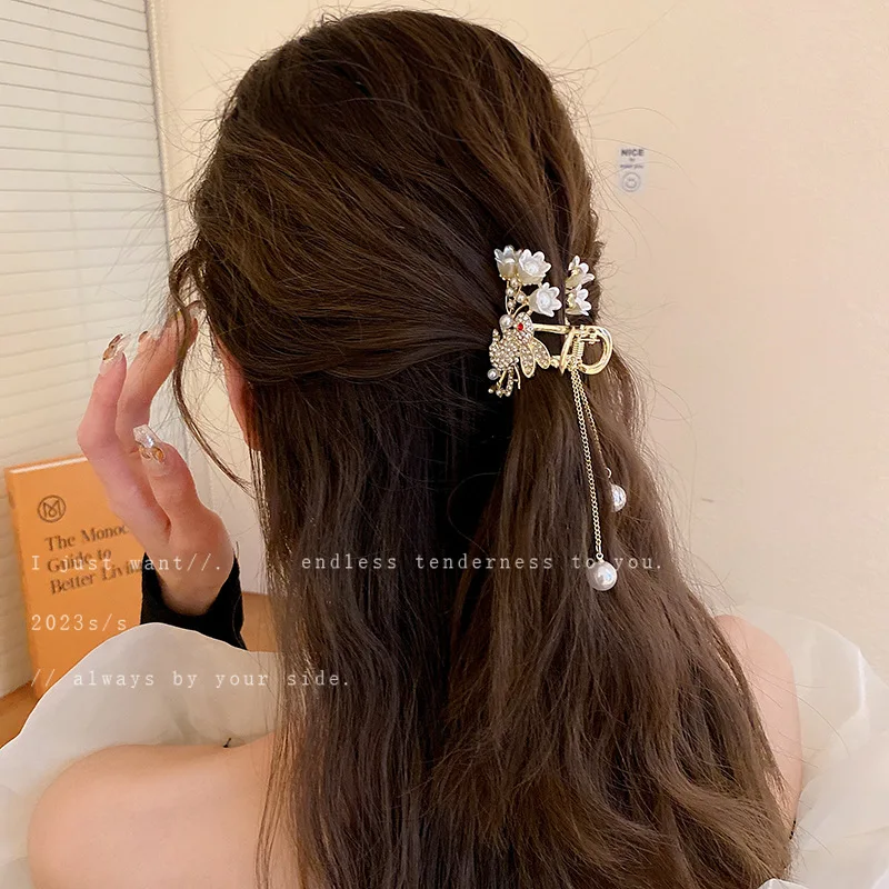 Korean High-end Diamond-studded Flower Rabbit Pearl Tassel Grip Clip Temperament Hair Shark Hairpin Fashion Accessorie
Korean High-end Diamond-studded Flower Rabbit Pearl Tassel Grip Clip Temperament Hair Shark Hairpin Fashion Accessorie